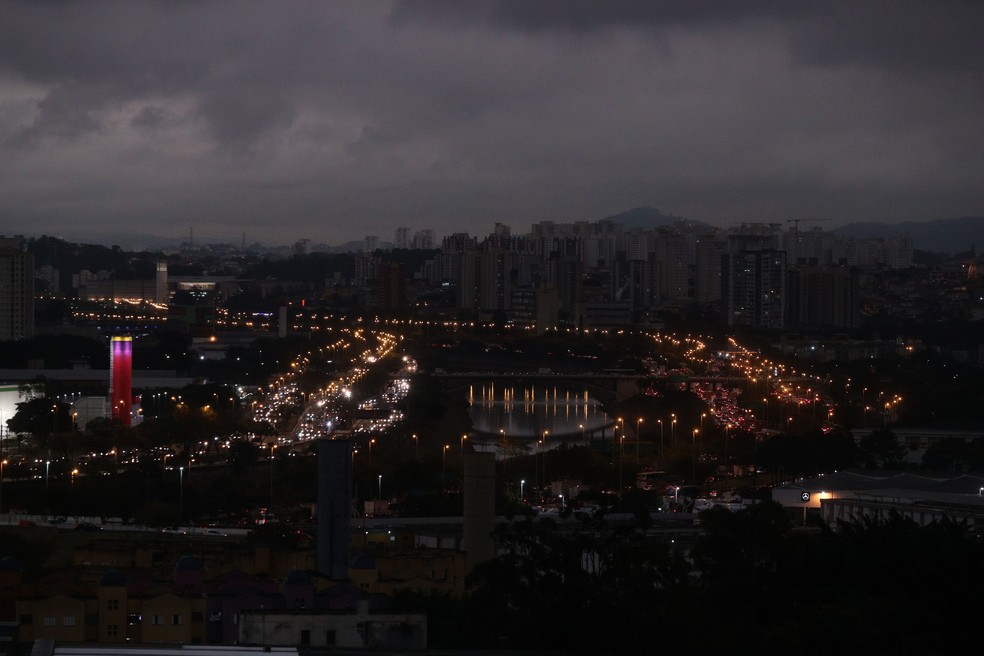 Vista da zona norte de São Paulo com céu encoberto, garoa e frio às 16h desta segunda- feira (19). — Foto: Alex Silva/Estadão Conteúdo