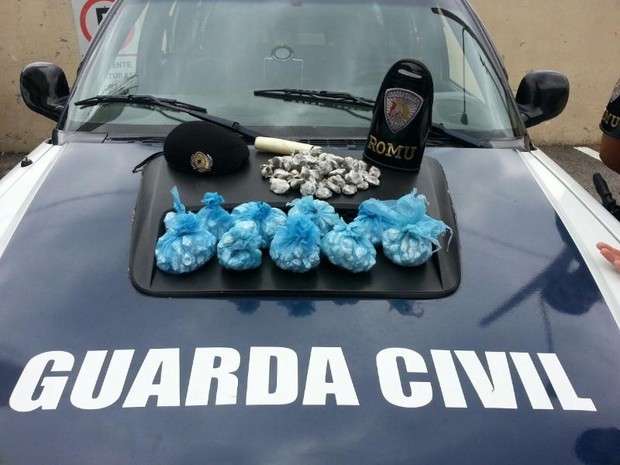 Mais de 500 porções de drogas foram apreendidas (Foto: Divulgação / Guarda Municipal)