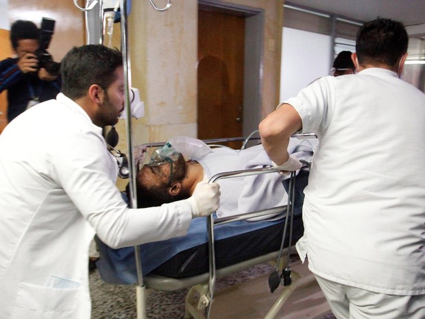 Ferido em queda de avião da Chapecoense, jogador Alan Luciano Ruschel é atendido em hospital na Colômbia (Foto: Guillermo Ossa/Reuters)