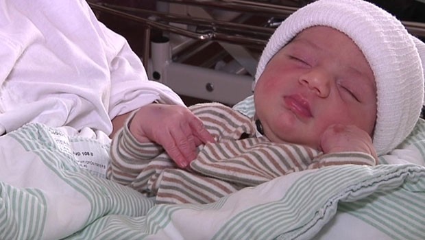 Bebê nasceu em carro segundos antes de um acidente que envolveu toda a família (Foto: BBC)