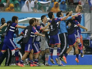 Honda comemora gol do Japão contra a Costa do Marfim (Foto: Shuji Kajiyama/AP Photo)