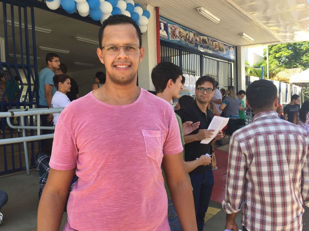 Estudante de direito Twan Johnson em faculdade onde ocorre o Exame da OAB (Foto: Alexandre Bastos/G1)