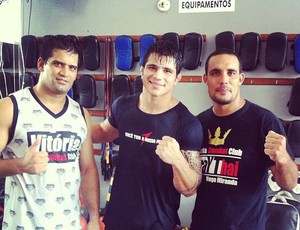 Erick Silva entre Hugo Miranda e Alexandre Kaveira, trenadores da Vitória Combat (Foto: Reprodução/Facebook)