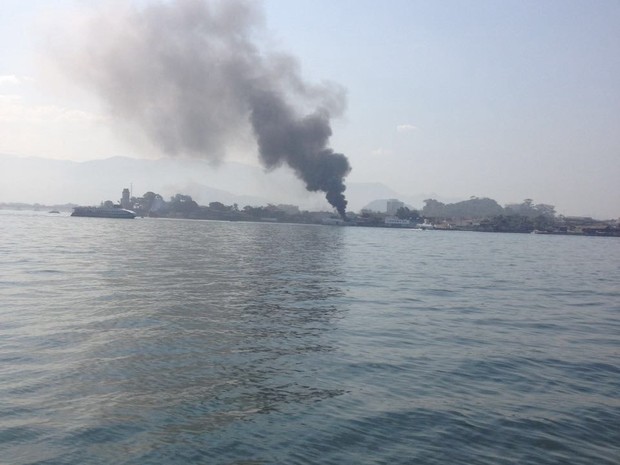 Fumaça de embarcação que pegou fogo pode ser vista de Santos (Foto: G1)