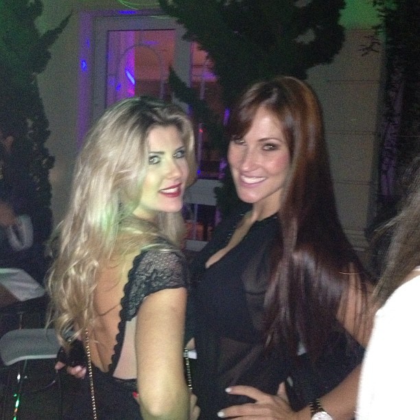 Ex-BBB Iris Stefanelli posa com amiga (Foto: Instagram/ Reprodução)