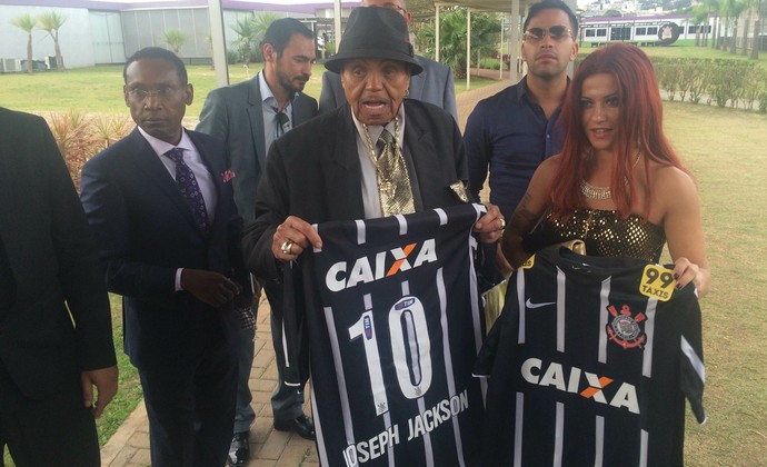 Pai de Michael Jackson faz visita ao CT e ganha camisa do Corinthians