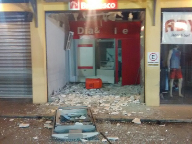 Criminosos explodem caixa em Caçapava (Foto: Arquivo Pessoal/Vanguarda Repórter)