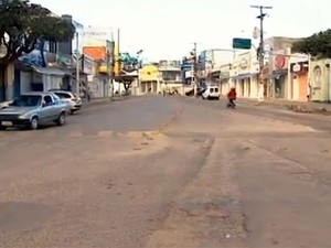 Moradores tentam voltar à rotina nesta sexta-feira (Foto: Imagens/TV Bahia)