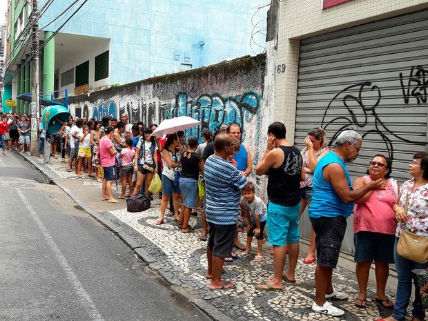 Fila na Rua Carlos Gomes para o posto de saúde que fica no local  (Foto: Julio Cesar/TV Bahia)