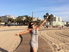 Mayra Cardi posa na Califórnia e mostra perna sarada