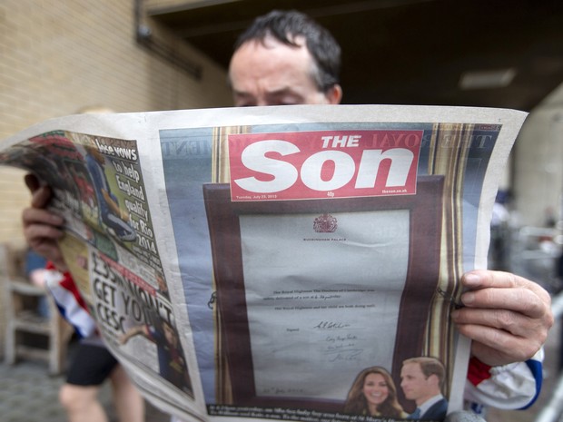 Jornais destacam nascimento do bebê real (Foto: AFP)