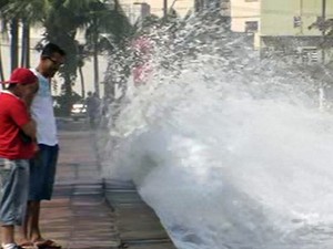 Ressaca atrai curiosos na Baixada Santista (Foto: Reprodução/TV Tribuna)