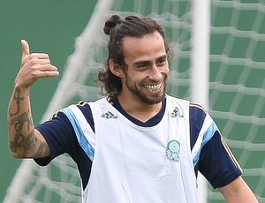 Provocação, chute no vácuo e jejuns: saldo de Valdivia contra o Corinthians