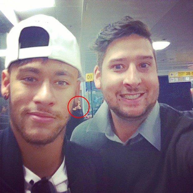 Neymar posa com fã antes de embarcar para Barcelona  (Foto: Instagram / Reprodução)