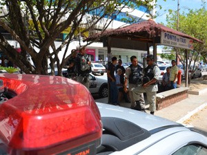 Polícia Militar foi até o local do assalto, mas nenhum suspeito foi preso (Foto: Walter Paparazzo/G1)