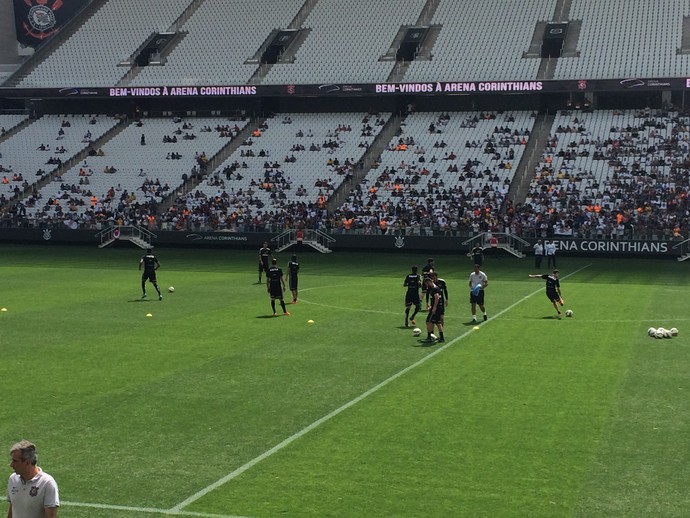 Corinthians abre treino para torcida e arrecada água para tragédia em Minas