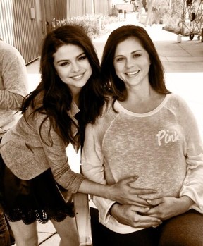 Selena Gomez com a mãe, Mandy, que está grávida (Foto: Twitter/ Reprodução)