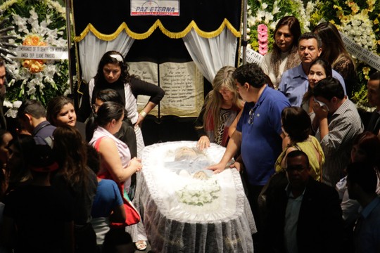 Foto: Familiares, amigos e fãs se despedem de Cristiano Araújo e da  namorada do cantor, Allana Moraes, no Centro Cultural Oscar Niemeyer, em  Goiânia, nesta quinta-feira, 25 de junho de 2015 - Purepeople