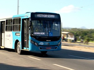 Grupo fez arrastão em ônibus Transcol na Serra (Foto: Reprodução/ TV Gazeta)