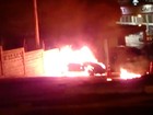 Carro pega fogo no Jardim Satélite  (Reprodução/TV Vanguarda)