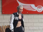 De barriga de fora, Miley Cyrus vai com a mãe à loja de fumo nos EUA