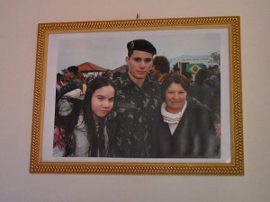 Na parede da casa, uma foto do filho Fabio e da filha Janaína (Foto: Luiza Carneiro/ G1)