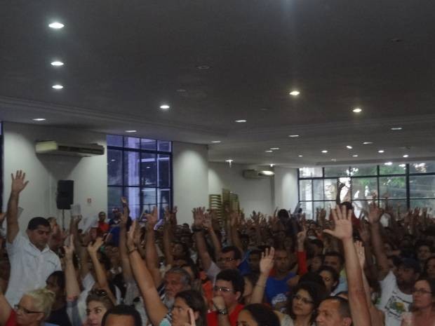 Professores votam pontos da assembleia da categoria. (Foto: Dominik Giusti/G1)