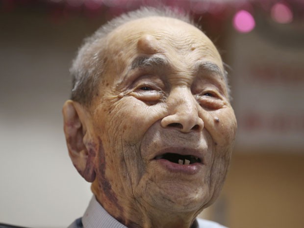 Yasutaro Koide, de 112 anos, diz que o segredo de uma vida longa é 'não exagerar' (Foto: Koji Sasahara/AP)