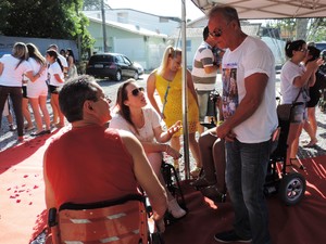 Ator conversou com cadeirantes que assistiram o desfile (Foto: Valéria Martins/G1)