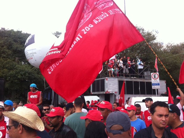 Segundo metalúrgicos que se manifestam a favor do governo, cerca de 30 ônibus organizados pelo sindicato da categoria saíram do ABC levando pessoas para o Instituto Lula. (Foto: Flavia Mantovani/G1)