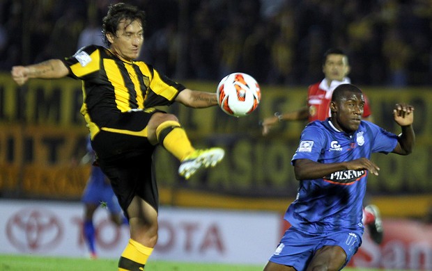 Marcos Caicedo e Aureliano Torres, Penarol x Emelec (Foto: EFE)