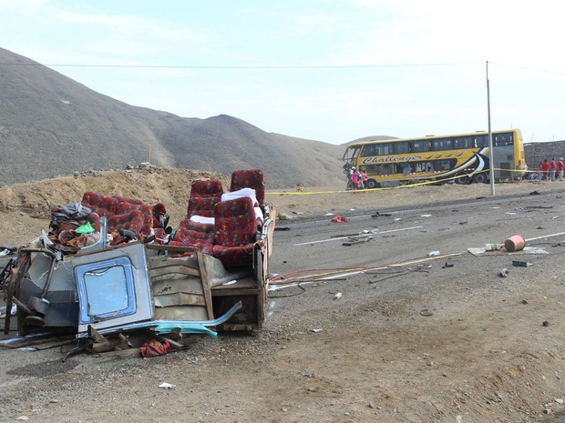 Escombros de um ônibus de passageiros em uma rodovia costeira após colisão com diversos veículos em Huarmey, no Peru (Foto: Magali Estrada/AP)