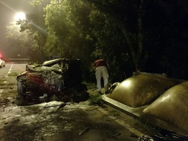 Um homem morre após colisão de carro em árvore na BR-386 (Foto: Divulgação/PRF Lajeado)