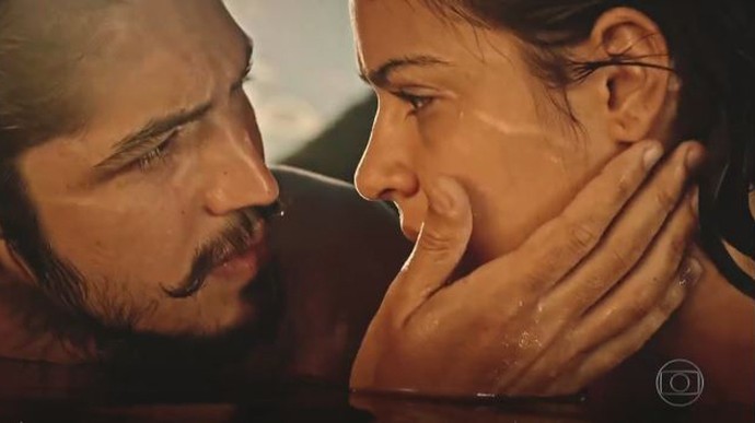Meios-irmãos ficam bem pertinho pela primeira vez depois de descobrirem a grande verdade (Foto: TV Globo) Meios-irmãos ficam bem pertinho pela primeira vez depois de descobrirem a grande verdade (Foto: TV Globo)
