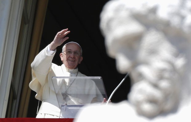 O Papa Francisco acena para os fiéis durante o Ângelus deste domingo (9) (Foto: Max Rossi/Reuters)