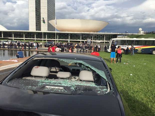 Carro estacionado próximo ao Congresso teve vidro quebrado durante protesto (Foto: Lucas Salomão / G1)