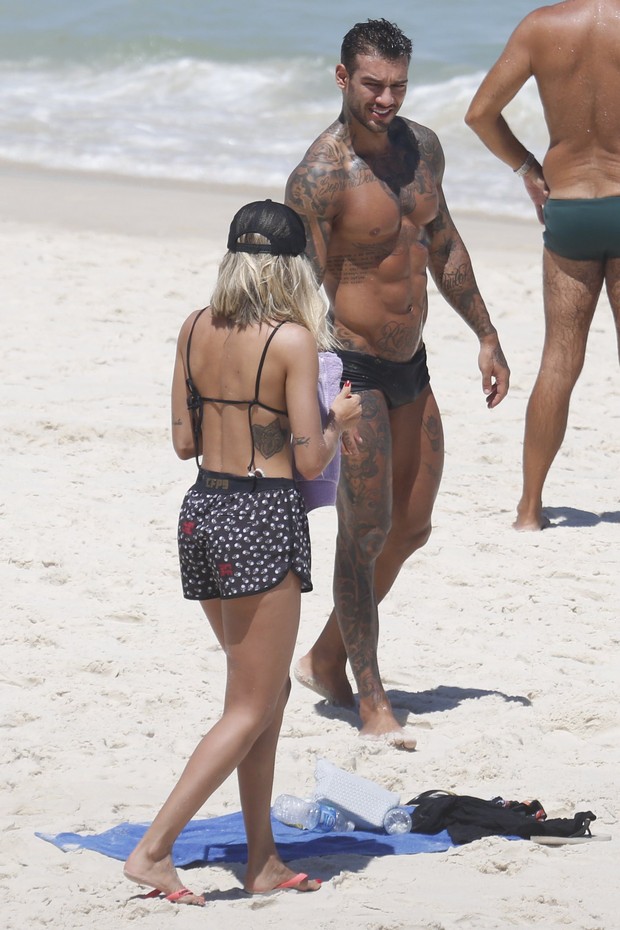 Lucas Lucco com loira em praia no Rio (Foto: AgNews)