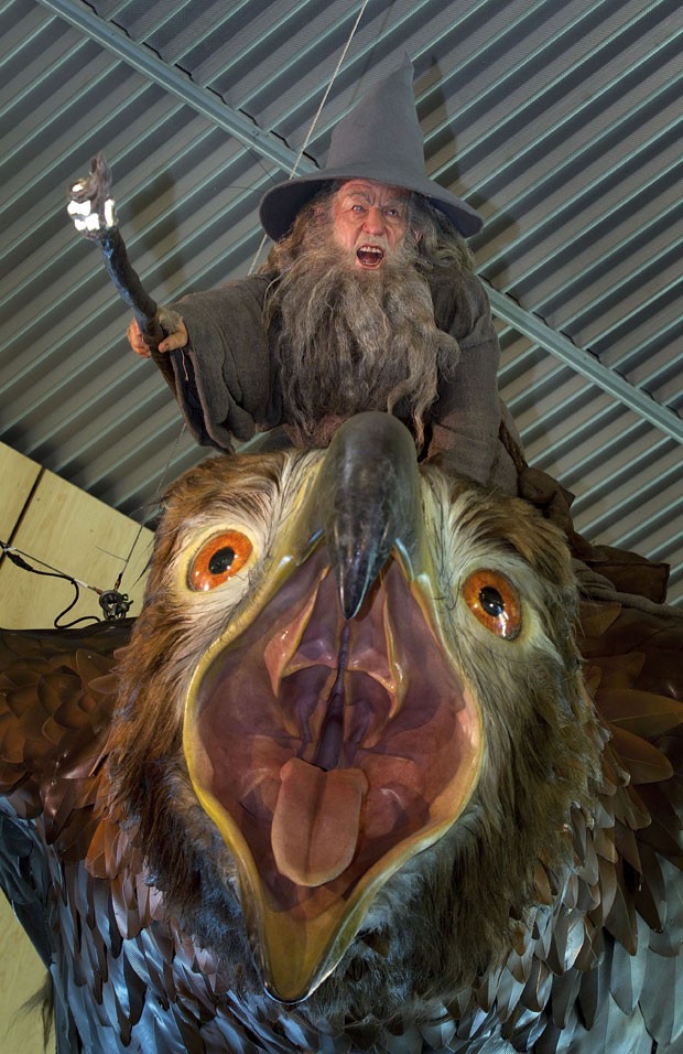 Personagem Gandolf em águia é pendurado no teto do aeroporto de Wellington (Foto: Marty Melville/AFP)