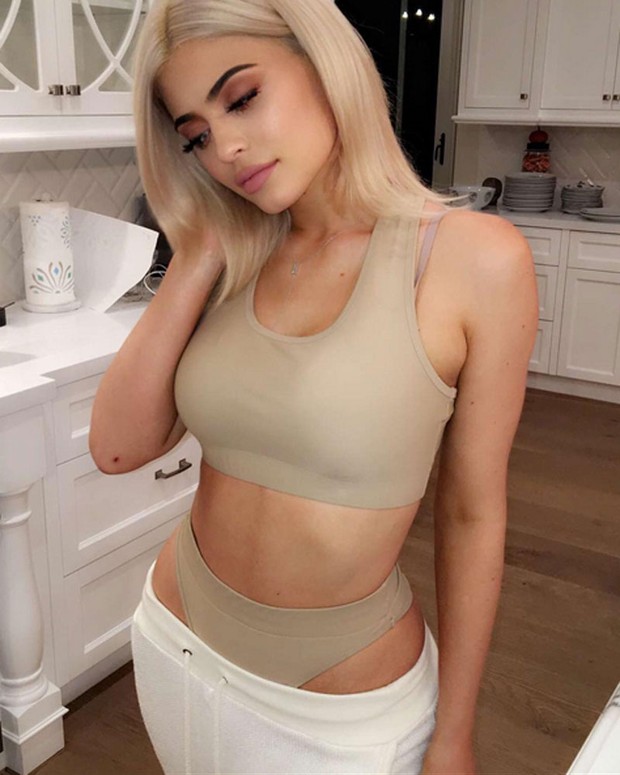 Kylie Jenner posa com calcinha à mostra (Foto: Instagram/ Reprodução)