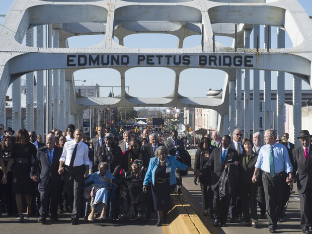 Barack e Michele Obama, o ex-presidente George W. Bush e sua mulher, Laura, e o político John Lewis, que participou da marcha histórica na cidade, participam de cerimônia em Selma (Foto: AFP)