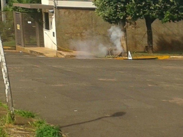 Bomba de efeito moral é detonada após ser encontrada em frente a condomínio de Campo Grande (Foto: Osvaldo Nóbrega/TV Morena)