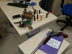 Armas e munições foram encontradas com os suspeitos. Santa Isabel (Foto: Divulgação/ Polícia Civil)