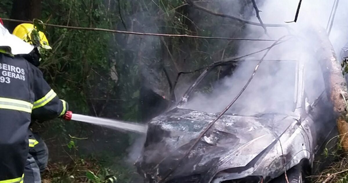 G1 Duas pessoas ficam feridas após carro capotar e pegar fogo em