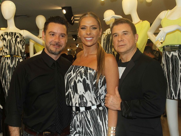 Adriane Galisteu com o marido, Alexandre Iódice, e o sogro, Valdemar Iódice, em evento de moda em São Paulo (Foto: Amauri Nehn/ Foto Rio News)
