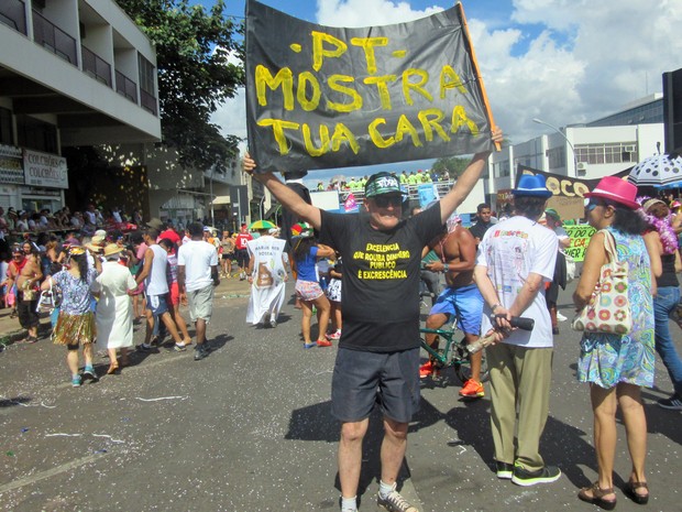 Engenheiro Leonardo Costa, de 70 anos, segura cartaz de repúdio contra o PT (Foto: Jéssica Nascimento/G1) Engenheiro Leonardo Costa, de 70 anos, segura cartaz de repúdio contra o PT (Foto: Jéssica Nascimento/G1)