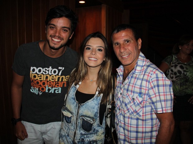 Rodrigo Simas, Giovanna Lancellotti e Eri Johnson em teatro na Zona Sul do Rio (Foto: Rogério Fidalgo/ Ag. News)