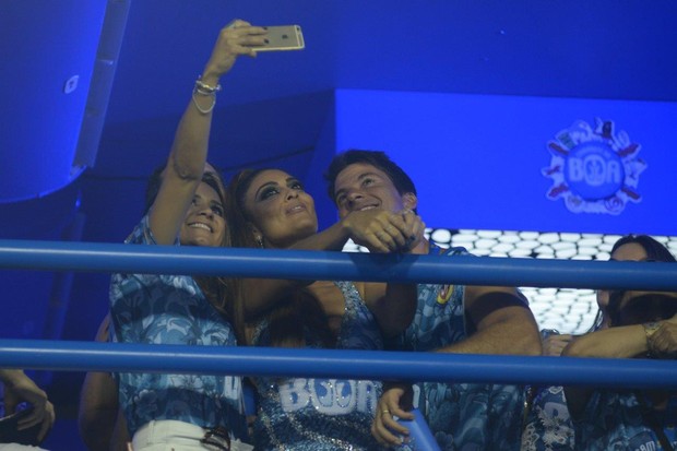 Fã faz selfie com Juliana Paes  (Foto: Felipe Assumpção e Felipe Panfili / AgNews)