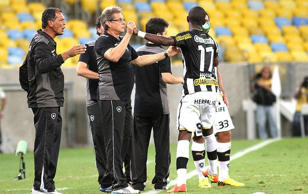 Oswaldo de Oliveira comemora gol do Botafogo com Hyuri (Foto: Vitor Silva / SSPress)
