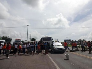 Protesto fecha BR-101 na entrada do município de Entre Rios (Foto: Fábio Toledo/Entre Rios Notícias)