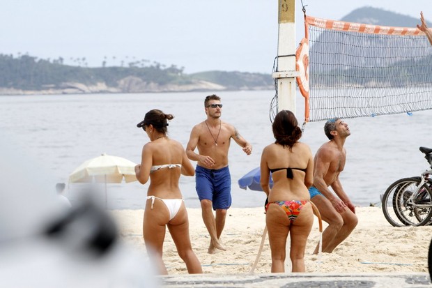 Rodrigo Hilbert joga vôlei na praia (Foto: Gil Rodrigues / Foto Rio News)